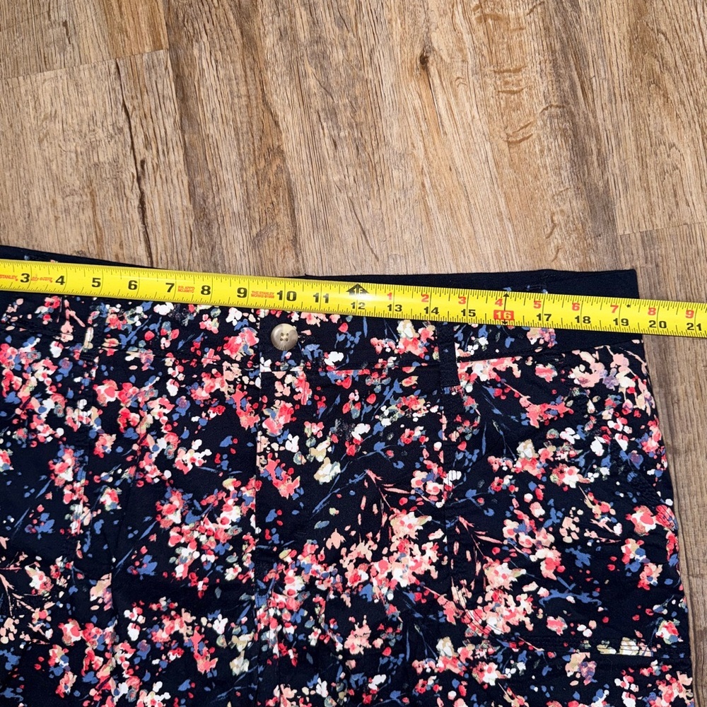 LEE Riders • Floral Mid Rise Stretch Shorts - Picture 6 of 7